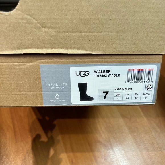 New in Box - UGG W Alber boot (US 7) - Picture 3 of 13